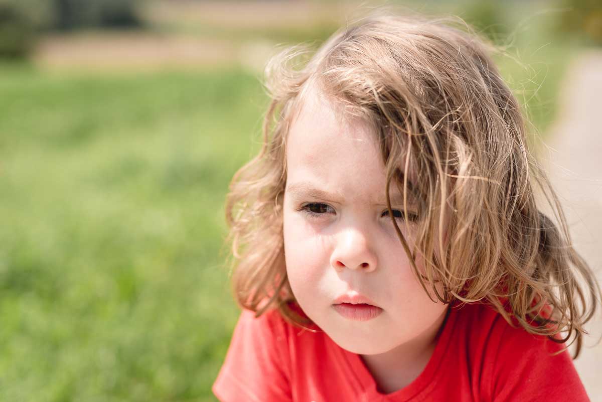 Die Mittagssonne erzeugt unschöne Schatten im Gesicht